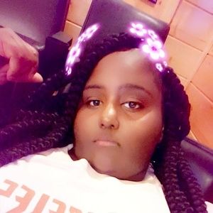 Meet your Posher, Akia